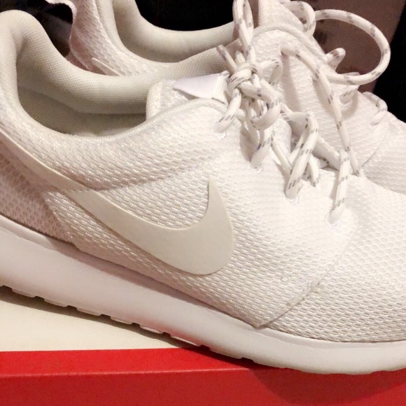 White Women’s Nike ROSHE one sneakers - Picture 2 of 4